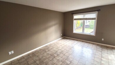 916-911 11 St in Cold Lake, AB - Building Photo - Building Photo