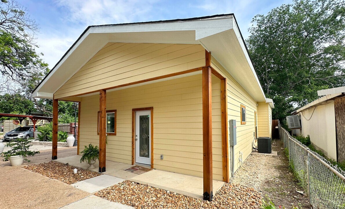 710 W Baetz Blvd in San Antonio, TX - Foto de edificio