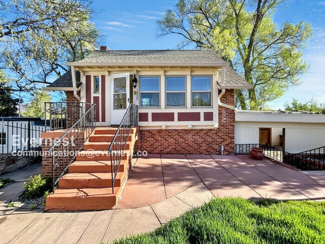 property at 1322 E Kiowa St