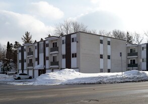 375 Erb St W in Waterloo, ON - Building Photo
