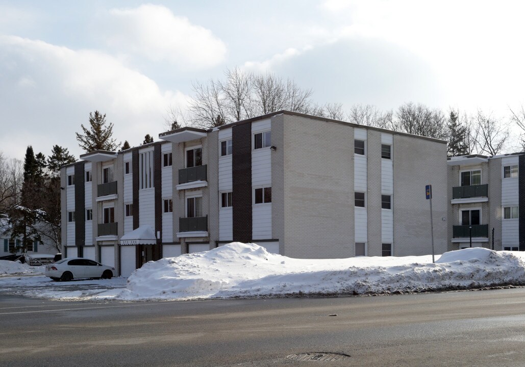 375 Erb St W in Waterloo, ON - Building Photo