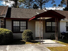737 Sharon St in Hinesville, GA - Building Photo