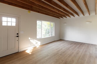 2841 Los Feliz Dr in Thousand Oaks, CA - Foto de edificio - Building Photo