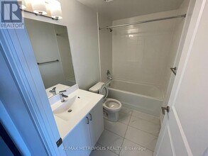 325 Yorkland Blvd in Toronto, ON - Building Photo - Building Photo