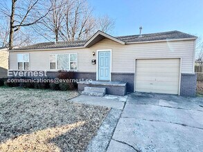 202 E 6th St in Owasso, OK - Building Photo - Building Photo