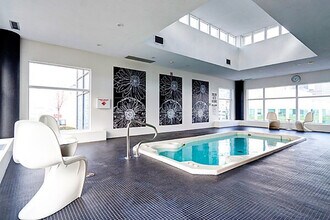 325 Front St W in Toronto, ON - Building Photo - Building Photo