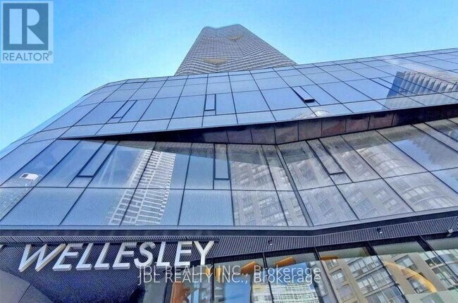 11 Wellesley St W in Toronto, ON - Building Photo - Building Photo