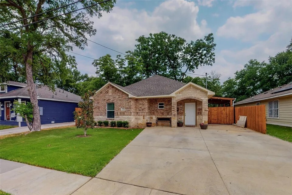 1956 McBroom St in Dallas, TX - Building Photo