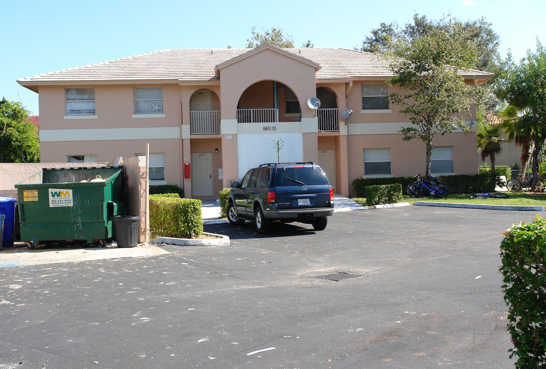 L&P Apartments in Coral Springs, FL - Foto de edificio