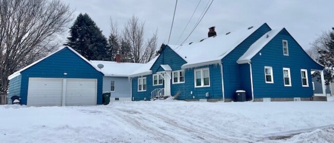2133 N Division St in Davenport, IA - Foto de edificio - Building Photo