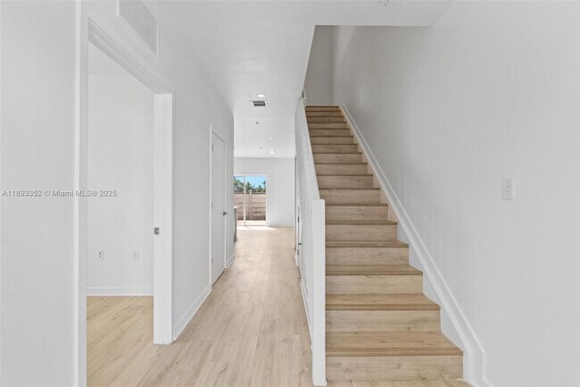 170 NW 158th St in North Miami Beach, FL - Building Photo - Building Photo