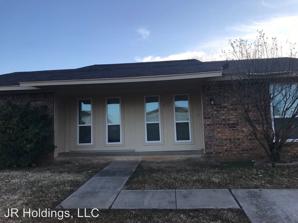 1015 N 5th St in Noble, OK - Building Photo