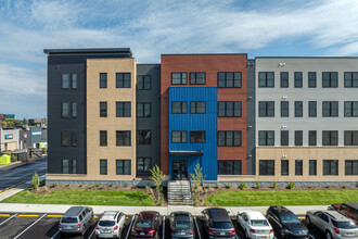 Station 955 in Eau Claire, WI - Foto de edificio - Building Photo