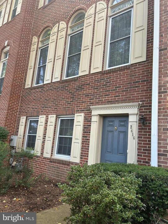 2416 Garnett Dr in Alexandria, VA - Building Photo