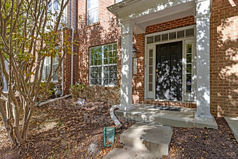 8208 Riggos Way in Summerfield, MD - Building Photo