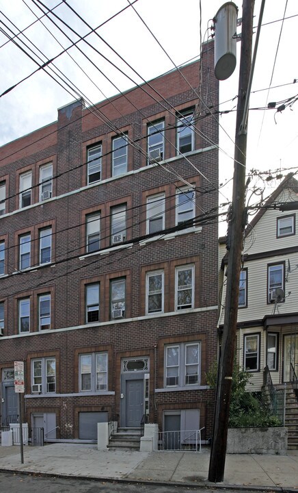 100 Romaine Ave in Jersey City, NJ - Foto de edificio