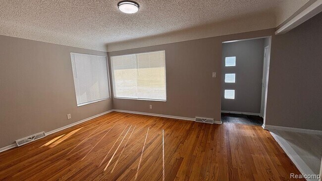 28758 Leona St in Garden City, MI - Building Photo - Building Photo