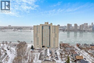 1225 Riverside Dr W in Windsor, ON - Foto de edificio - Building Photo