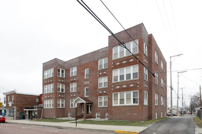 Saran Apartments in Valparaiso, IN - Building Photo - Building Photo