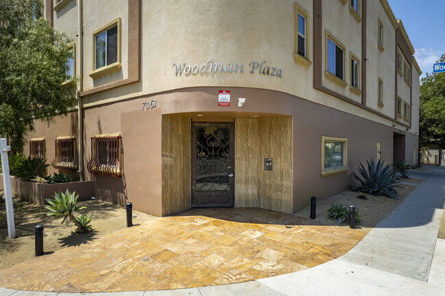 Woodman Plaza in Van Nuys, CA - Foto de edificio - Building Photo