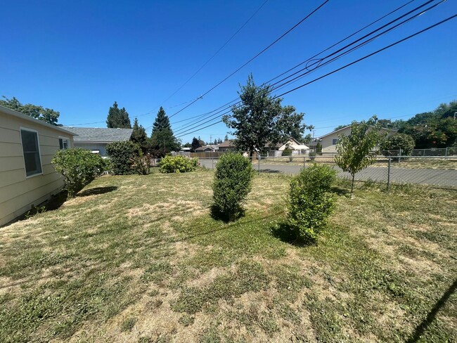 2726 W Langenberg Ave in Roseburg, OR - Building Photo - Building Photo