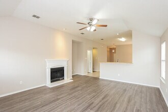 5768 Goldfinch Way in Dallas, TX - Building Photo - Building Photo