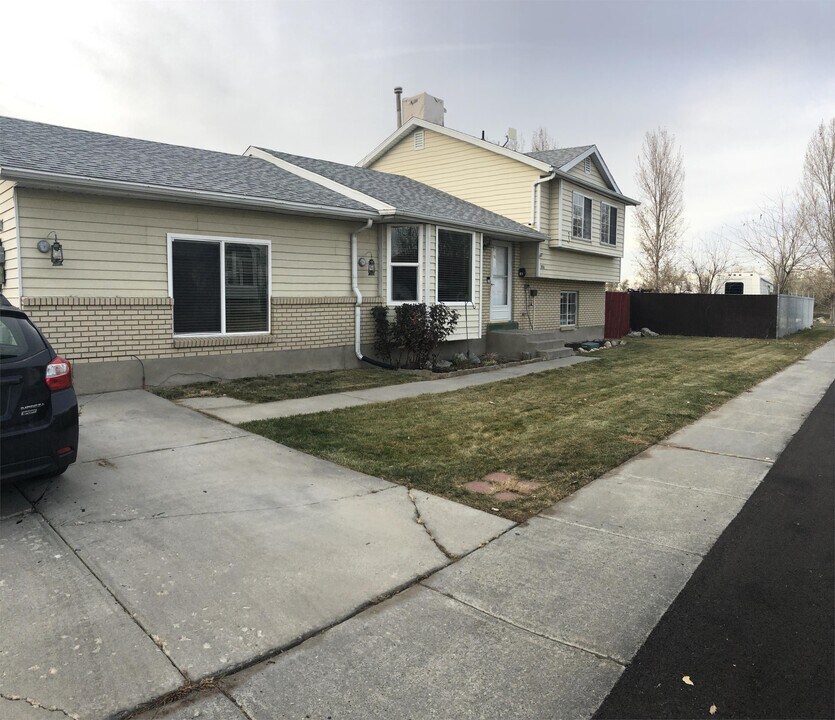 2936 Roundtable Rd in West Valley City, UT - Building Photo