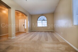 10802 Vista Bonita Dr in Bakersfield, CA - Building Photo - Building Photo