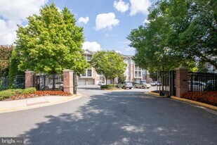 12120 Garden Ridge Ln, Unit 204 in Fairfax, VA - Building Photo