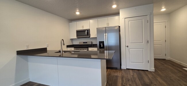 8522 W Cordero Dr in Magna, UT - Building Photo - Building Photo