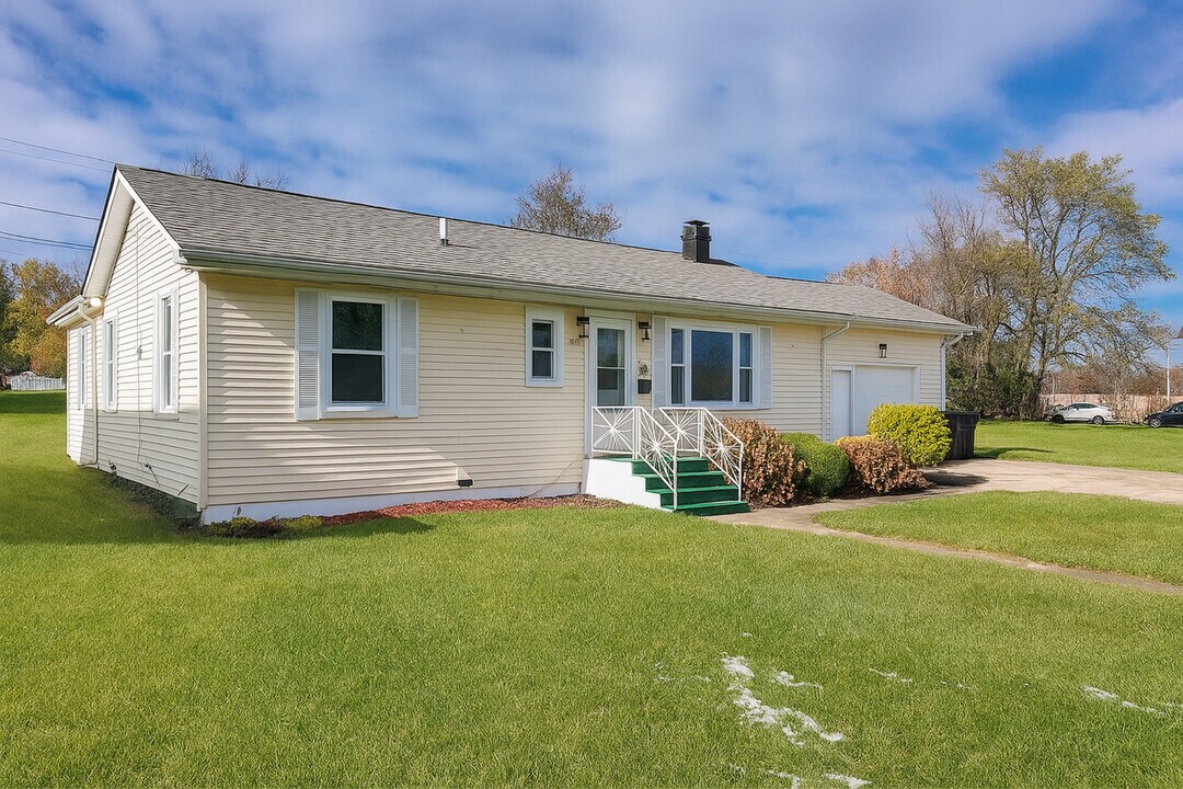 1317 Fairview Ave in Joliet, IL - Building Photo