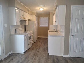 508 W Baylor St, Unit Apt. B in Ennis, TX - Building Photo - Building Photo