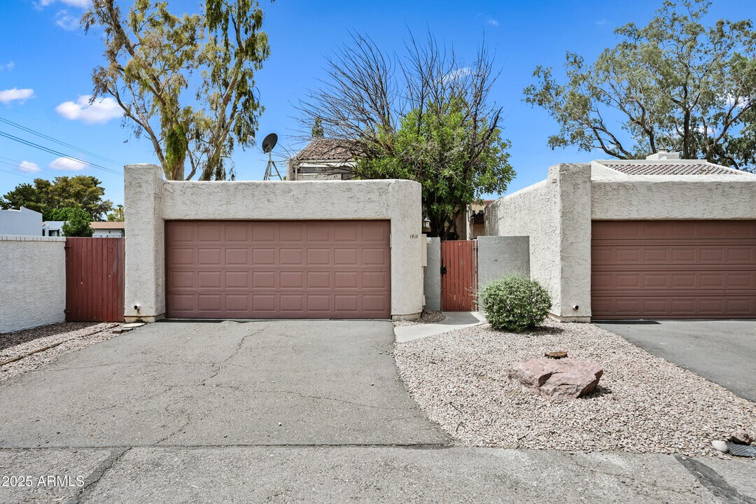 1916 S River Dr in Tempe, AZ - Building Photo
