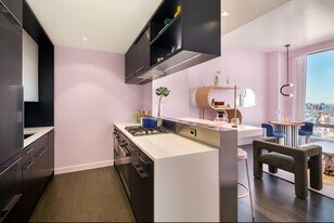 252 South St in New York, NY - Building Photo