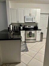 7350 NW 111th Ct in Doral, FL - Foto de edificio - Building Photo