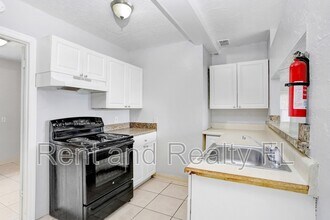 827 Paris Ave S in St. Petersburg, FL - Building Photo - Building Photo