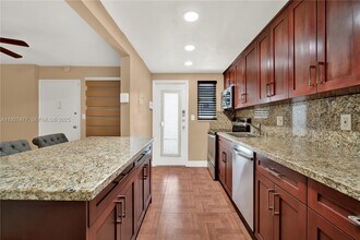 1340 Lincoln Rd in Miami Beach, FL - Building Photo - Building Photo