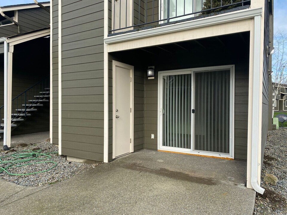 102 Tacoma Blvd S in Pacific, WA - Building Photo