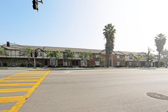 1100 S Magnolia Ave in Fullerton, CA - Foto de edificio - Building Photo