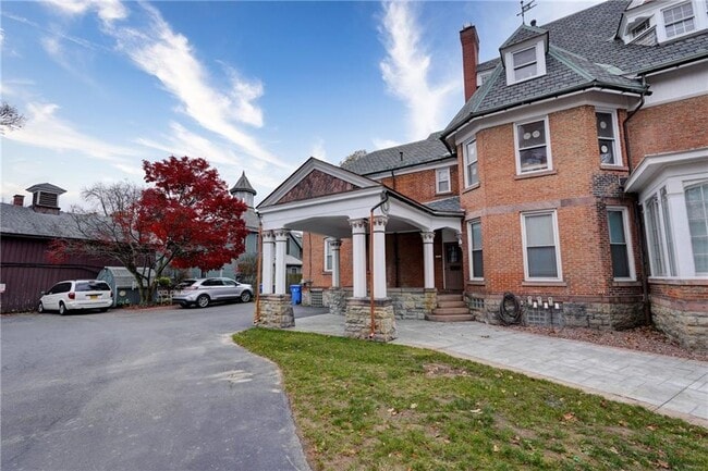 8 Sibley Pl in Rochester, NY - Building Photo - Building Photo