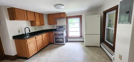 27 Orient St, Unit 2 in St Johnsbury, VT - Foto de edificio - Building Photo