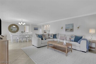 5964 Pelican Bay Blvd in Naples, FL - Foto de edificio - Building Photo