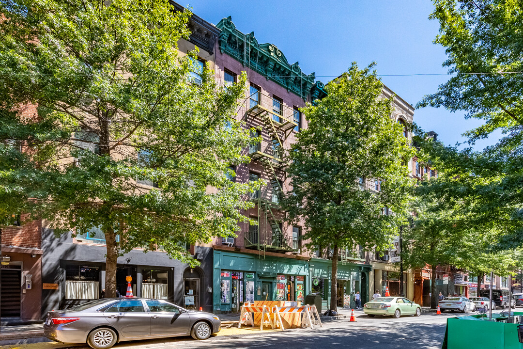 59 W 8th St in New York, NY - Building Photo