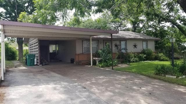 1100 N Houston St in Comanche, TX - Building Photo - Building Photo