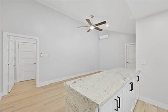 10930 White Thorn St in Houston, TX - Building Photo - Building Photo