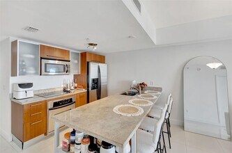 185 SW 7th St, Unit 2303 in Miami, FL - Building Photo - Building Photo