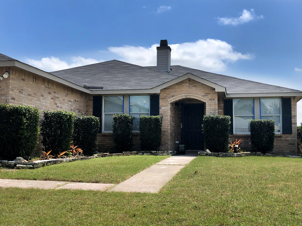 1419 Windy Meadows Dr in Burleson, TX - Building Photo