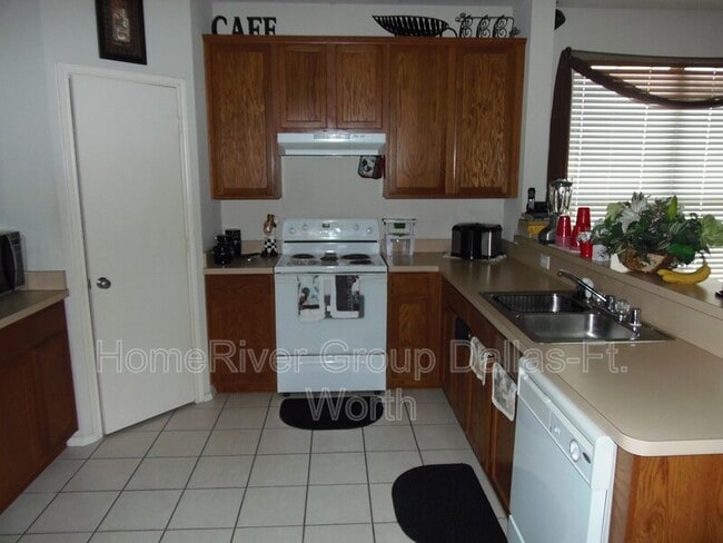 2811 Oak Crest Dr in Grand Prairie, TX - Building Photo - Building Photo