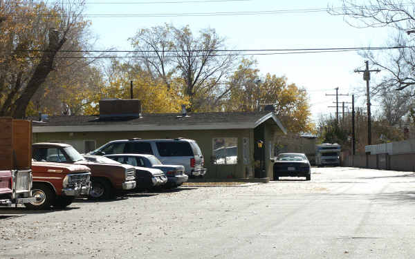 338 W Avenue J8 in Lancaster, CA - Foto de edificio