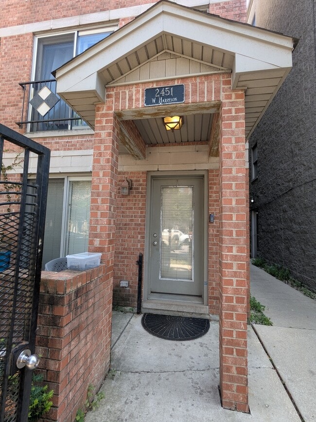 2451 W Harrison St in Chicago, IL - Building Photo - Building Photo